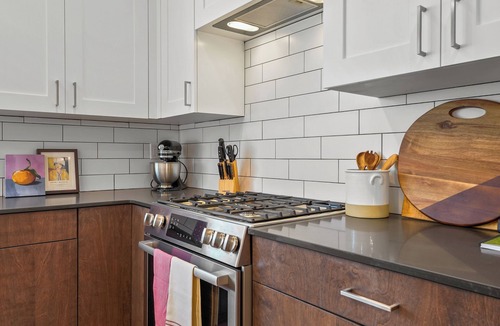 Timp House | Downtown Modern 3-Bed Townhome with Bright, Upgraded Interiors & Books to read