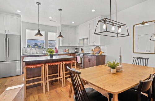 Timp House | Downtown Modern 3-Bed Townhome with Bright, Upgraded Interiors & Books to read