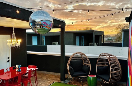 Poplar Grove House | Downtown retreat, rooftop patio, EV charger, games, stocked kitchen, TVs/desks