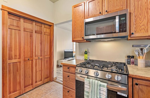 Sehome House | Downtown Sunny Farmhouse with Bay Views, 3 Kings, Bellingham WA
