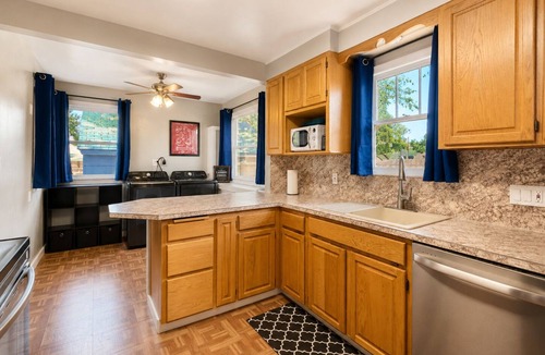 Twin Falls House | Duo Family Getaway - 2 kitchens - 2 Fenced Yards