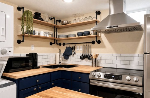 Twin Falls House | Duo Family Getaway - 2 kitchens - 2 Fenced Yards