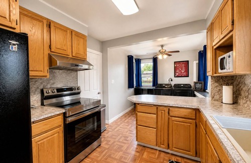 Twin Falls House | Duo Family Getaway - 2 kitchens - 2 Fenced Yards