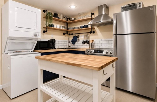 Twin Falls House | Duo Family Getaway - 2 kitchens - 2 Fenced Yards