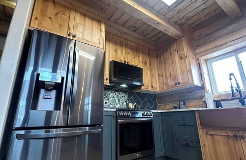 Dutch John Cabin | Dutch John Adventure Outpost—2800 Sq Ft, log home, private Pickleball Court. Best short term rental in Dutch John!