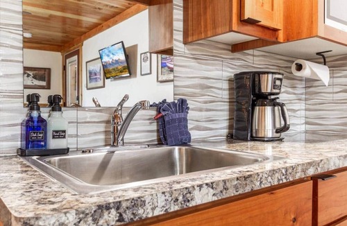 Ashton Apartment | Eagles Landing River View Near Yellowstone
