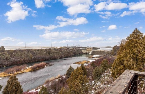 Ashton Apartment | Eagles Landing River View Near Yellowstone