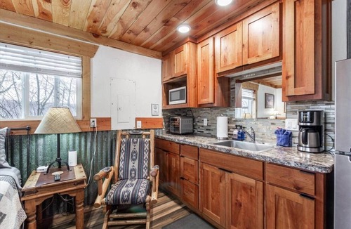 Ashton Apartment | Eagles Perch River View Near Yellowstone