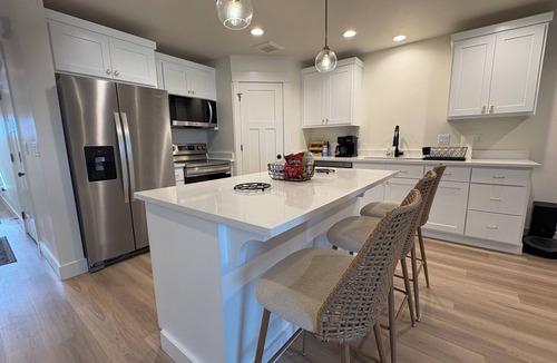 Blackfoot House | Eastern Idaho Getaway Sleeps 8 Garage