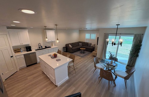 Blackfoot House | Eastern Idaho Getaway Sleeps 8 Garage