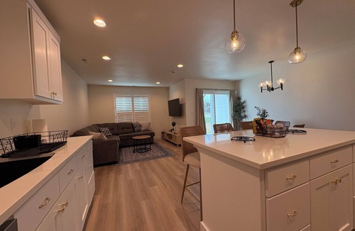 Blackfoot House | Eastern Idaho Getaway Sleeps 8 Garage