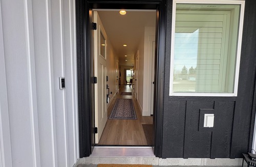 Blackfoot House | Eastern Idaho Getaway Sleeps 8 Garage