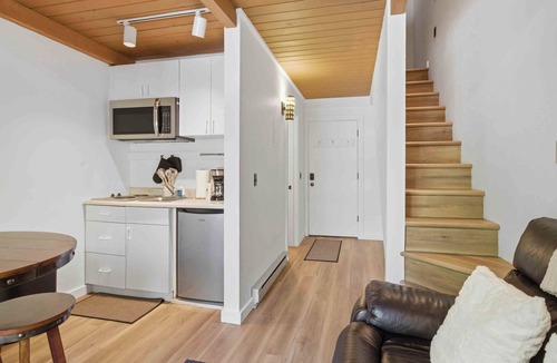 Warm Springs Condo | Edelweiss Loft | Ski-In Ski-Out Studio Steps from Warm Springs Lift