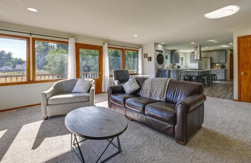 Edgewood House | Edgewood Vacation Rental about 10 Mi to Tacoma!