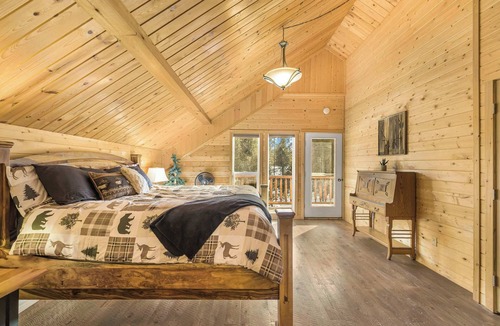Island Park House | Elk Retreat - 24 Miles to Yellowstone - Wi-Fi ~ New Large Deck.