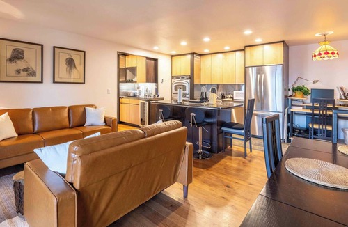 Elkhorn Village Condo | Elkhorn Retreat: Condo with Pond Views, Pool & Pet-Friendly