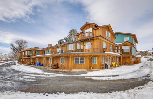 Emigrant Villa | Emigrant Lodge w/Spa: 3 Suites Near Yellowstone