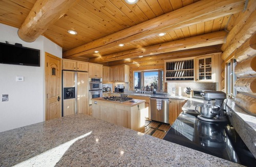 Stevensville House | Enjoy the striking views of the Bitterroot valley from this well appointed Cabin. The perfect spot to gather and enjoy all Montana has to offer. Whether you're visiting to enjoy the outdoors or for a quiet getaway this home is the perfect basecamp.