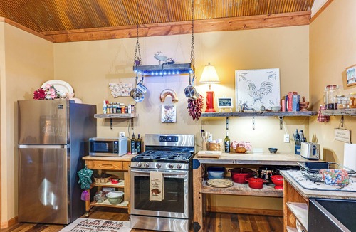 Shining Mountains Cabin | Ennis Home: Try the Yellowstone Lifestyle!