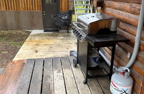 Donnelly Cabin | Escape to this cozy cabin near Cascade Lake!