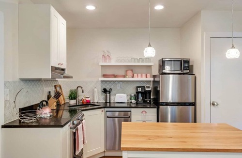 People's Freeway Apartment | Exclusive Hot Tub use near Trax Line downtown