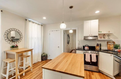 People's Freeway Apartment | Exclusive Hot Tub use near Trax Line downtown