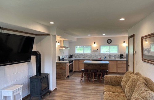 Hailey House | Fabulous 1 bedroom and loft home near Carey perfect for relaxing stays