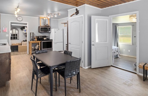 Cle Elum Cabin | Family Cabin w/Private Pond & Mountain Views - Holiday Home