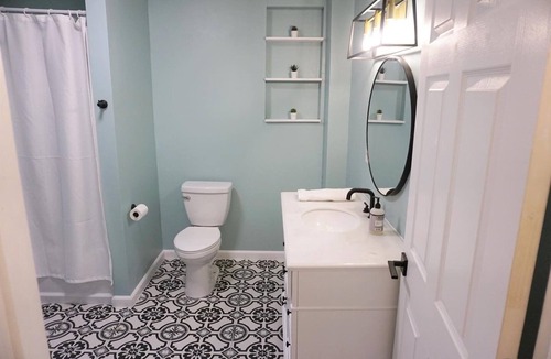 Anaconda House | Family-friendly 3-bedroom cozy bungalow- 10 mins to the Lake and 25 to Ski Area