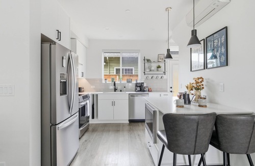 West Woodland House | Family-friendly Ballard Townhouse with Rooftop & Workspace Near Zoo, Breweries