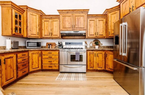 North Logan House | Family Fun with Adventure AND Relaxation! Fun Factory, Hot Tub, and Style