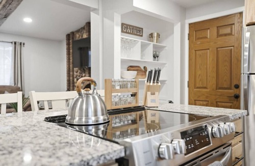 Cottonwood Heights House | Family Game Night Getaway | Hot Tub + Billiards