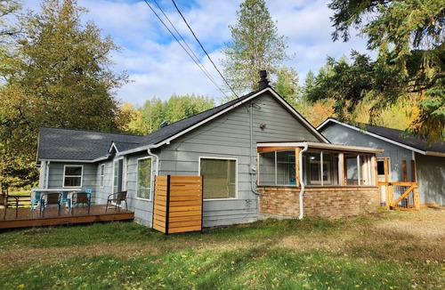 Issaquah House | Family- & Pet-Friendly Retreat at the Base of Squak Mountain