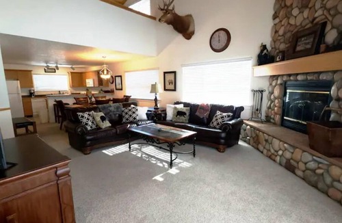 Gallatin Gateway House | Firelight Cabin Townhome, Cozy Mountain Comfort