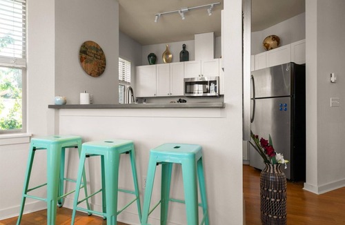 Queen Anne Apartment | Free Parking Chic 2BR King Beds 95 Walk Score Huge Patio!