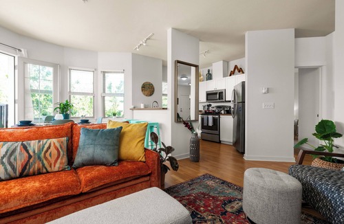 Queen Anne Apartment | Free Parking Chic 2BR King Beds 95 Walk Score Huge Patio!