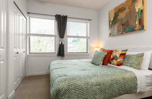 Queen Anne Apartment | Free Parking - Chic 2BR - King Beds - 95 Walk Score - Huge Patio!