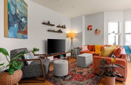 Queen Anne Apartment | Free Parking - Chic 2BR - King Beds - 95 Walk Score - Huge Patio!