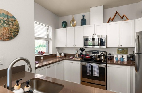 Queen Anne Apartment | Free Parking Chic King Bed 95 Walk Score Huge Patio!