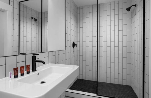 People's Freeway Hotel | Free Parking & Dog-friendly, 2 Boulder Rooms at evo Hotel
