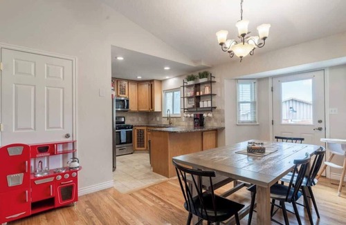 Lakeview House | Friends & Family Retreat|Epic Game Room|Pets too
