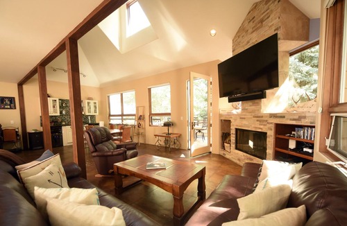Warm Springs House | Fully appointed deluxe townhome, walk to ski lifts