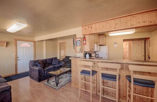 West Yellowstone Cabin | Gallatin Cabin, Sleeps 1 - 6, 5 Blocks from West Entrance to Yellowstone
