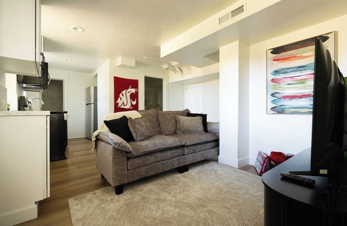 Pullman House | Game Day Getaway - 4BR/3BA, Sleeps 10, Walk to WSU