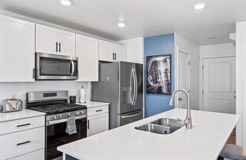 Lehi House | Garage, Pools, Pickleball Near American Fork Canyon