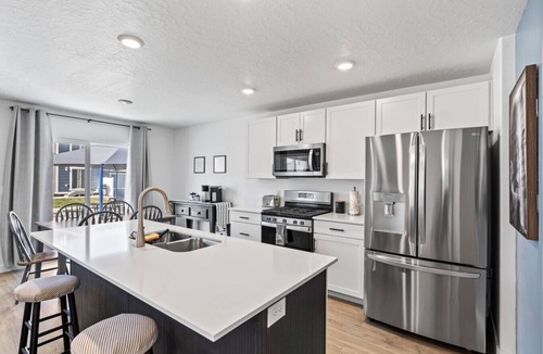 Lehi House | Garage, Pools, Pickleball Near American Fork Canyon
