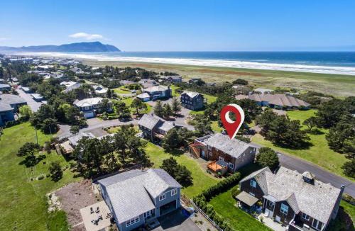 Gearhart House | Gated Highlands retreat w hot tub golf