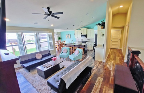Ammon House | Gathering in the Grove l Pet Friendly Estate l Fenced Yard·Pickleball·Sleeps 20+