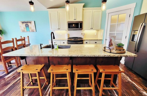 Ammon House | Gathering in the Grove l Pet Friendly Estate l Fenced Yard·Pickleball·Sleeps 20+