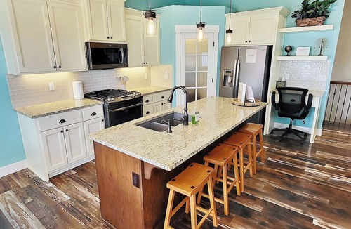 Ammon House | Gathering in the Grove l Pet Friendly Estate l Fenced Yard·Pickleball·Sleeps 20+